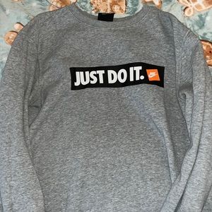 Men’s Nike gray crew neck